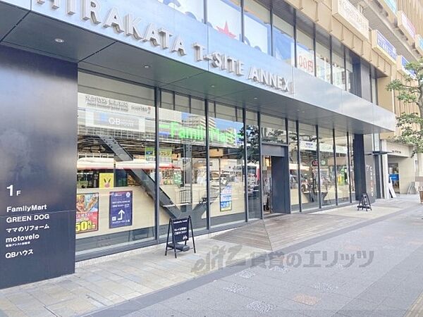 画像2:ファミリーマート　枚方市駅南口店まで450メートル