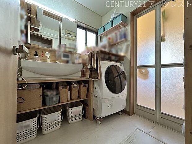 こだわりのある独立洗面台で快適なお朝を！洗濯機置場が横にあることで、お水回りの動線がスムーズです！