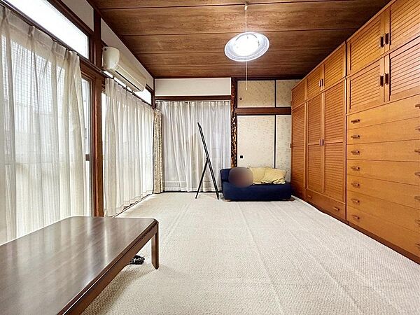 1階和室の様子約8帖のスペースで収納、床の間付きです！隣のお部屋とつなげて約14帖！ご友人、ご親族の集まりでも大活躍いたします！お布団敷いて、川の字で雑魚寝、子供心くすぐります！
