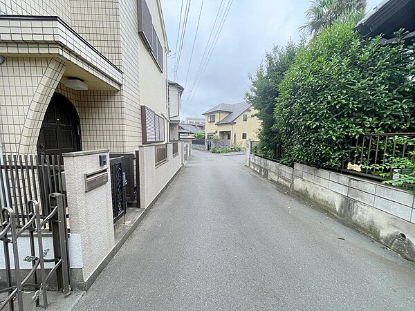 西側公道4ｍ、車通りの少ない前面道路です
