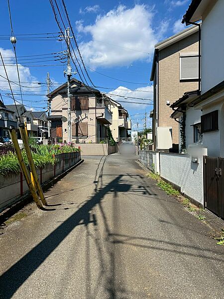 車通りの少ない前面道路です