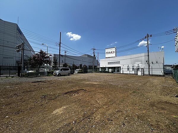 商業施設が立ち並ぶ事業用地に適した売地です