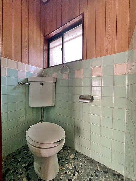 シンプルな内装のスッキリとした1階トイレです