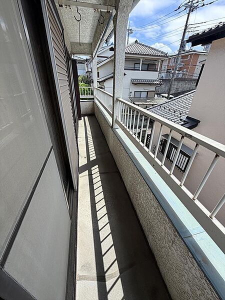 2部屋から出入り可能な広々としたバルコニ