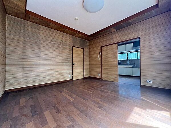 キッチン横の洋室8帖はリビングとしても使用できます