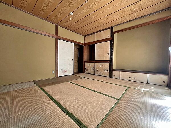 主寝室や来客時にも重宝する8帖の和室