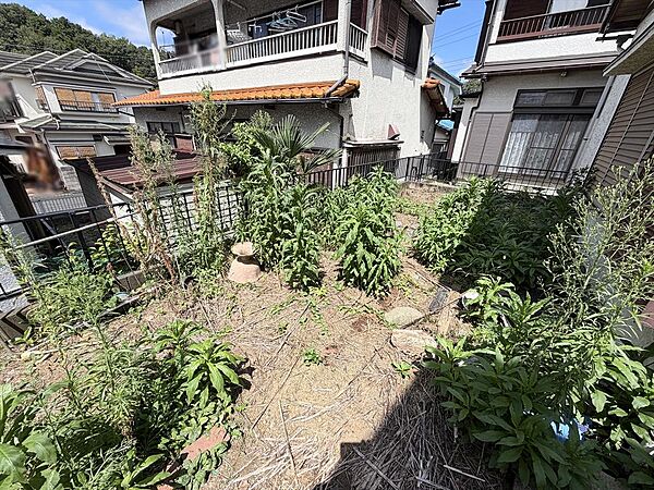 都心では叶わない“自分だけの庭”。季節を感じ、遊び、育む空間が日常を豊かに彩ります。