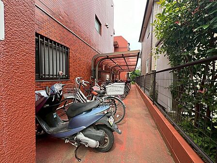 駐輪、パイク置き場あり(空き次第で無料)