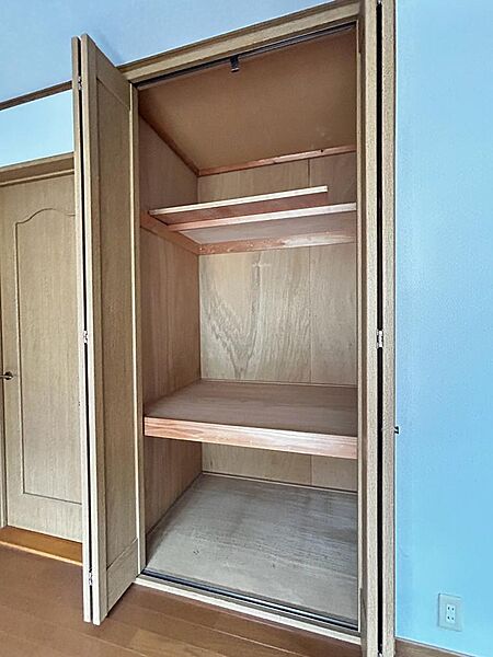 各部屋に収納スペースあります。