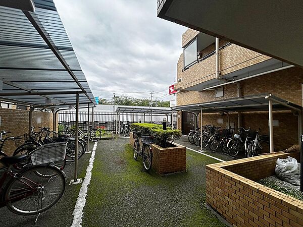 【駐輪場】雨でも安心の屋根付きの駐輪場