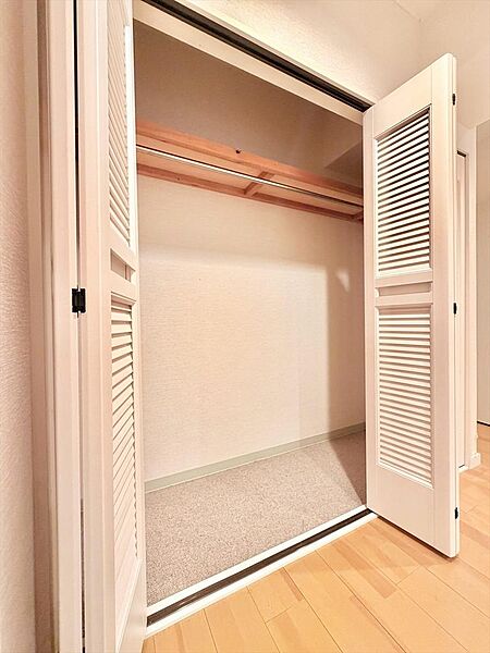 季節物や趣味の道具も丸ごと収まる充実収納。“出しっぱなし”にしない工夫が、暮らしに余裕を生みます。