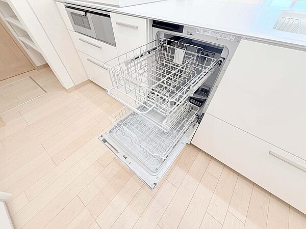 フロントオープン式の食器洗浄乾燥機。スライド式と比べて開口部が広く、大容量なので、大皿や鍋、フライパンなどもまとめて楽に入れられます。