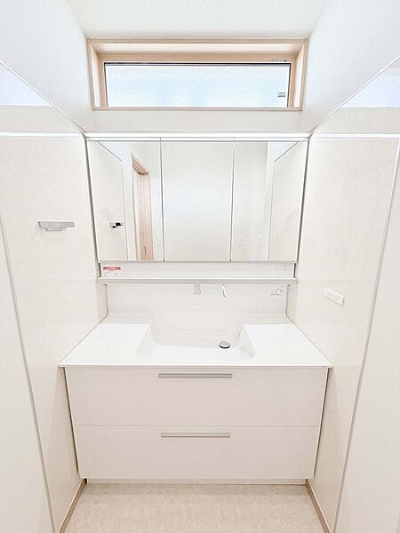 幅広の洗面化粧台なので、朝の身支度もゆったり快適。家族が並んで使えるので混雑を軽減します。カウンターに物を置きやすく、収納力も充実。清掃性にも優れ、毎日の支度と家事を効率よくサポートしてくれます。