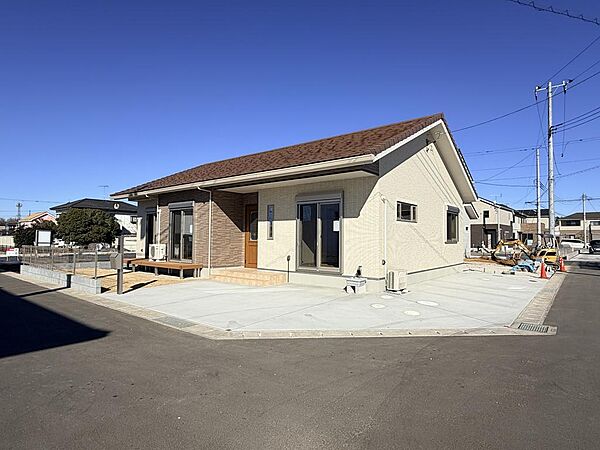 ワールドハウス施工の平屋住宅。落ち着いた色合いと洗練された外観デザインが街並みに調和します。平屋ならではの安定感と暮らしやすさが魅力。世代を問わず、長く快適に住み続けられる住まいです。