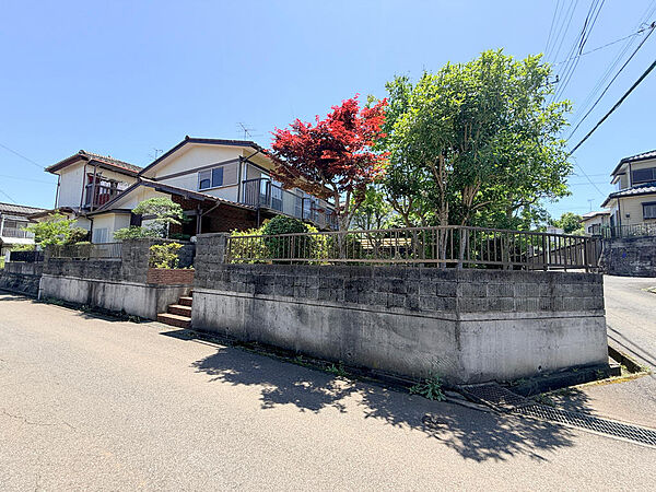 南西・北西角地、南側広々お庭スペースがあり陽当たり良好です。