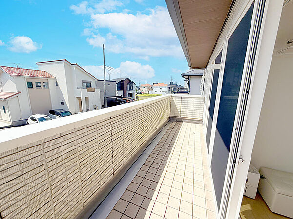 奥行きと幅を確保したゆとりあるワイドバルコニー。洗濯物や布団もゆったり干せる広さがあり、開放的な空間です。心地よい陽光と風を感じながら、暮らしにゆとりをもたらしてくれます。