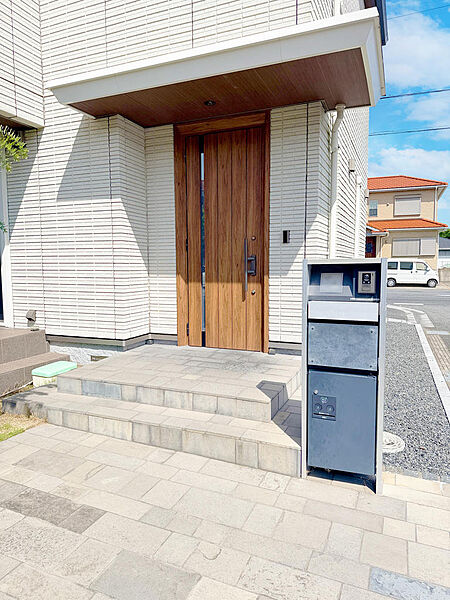 住まいの第一印象を彩る玄関アプローチ。ゆとりある設計と美しい外構デザインが、積水ハウス施工ならではの上質感を引き立てます。毎日の帰宅が楽しみになる、心地よいエントランスです。