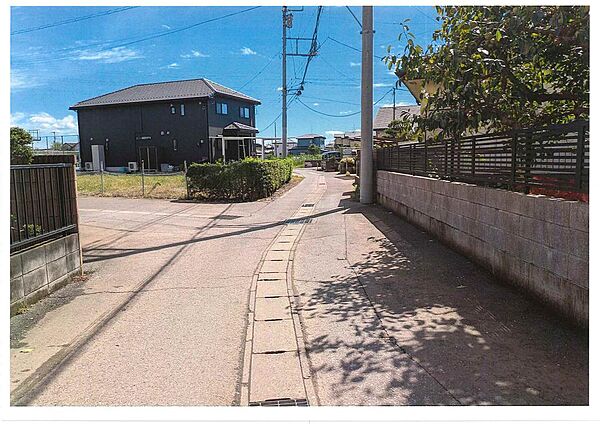 道路、北東側より