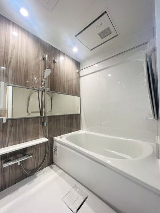 浴室乾燥機能付きのユニットバス。木目調のアクセントパネルで落ち着いた印象の浴室に♪