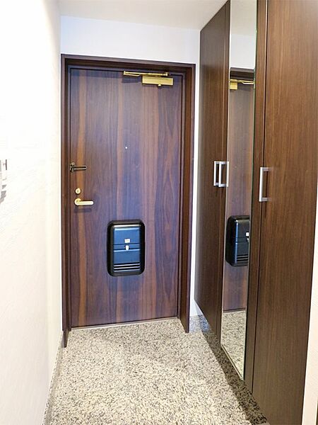 【玄関】落ち着いた木目調の玄関。外出前に身だしなみがチェックできる鏡付きのシューズボックス付き。