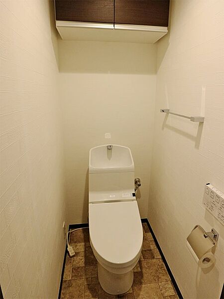 【トイレ】掃除用具やトイレットペーパーの収納に便利な上部棚付きトイレです