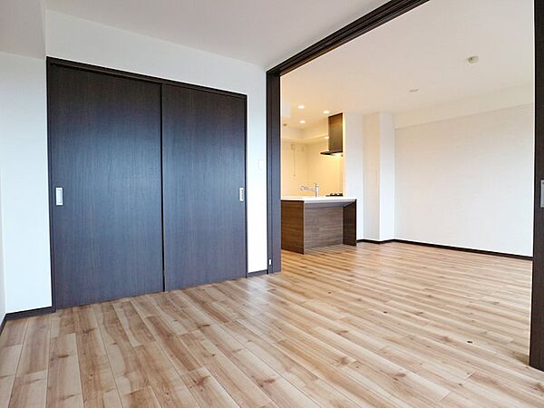 【洋室約5.7帖】扉を開け放てばリビングと一体的な空間として利用可能です