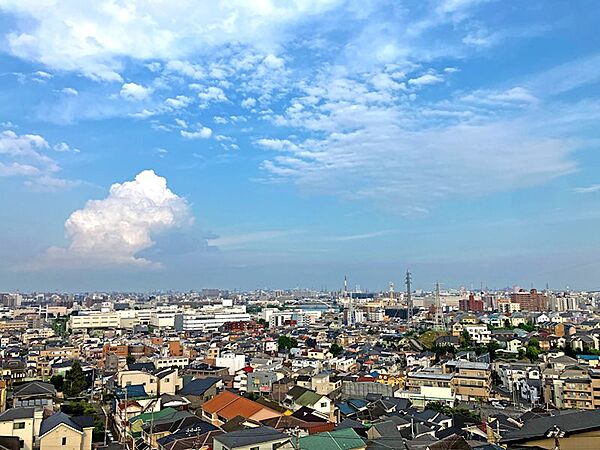 【バルコニーからの眺望】前面にさえぎる建物がなく眺望良好！　2026年8月撮影