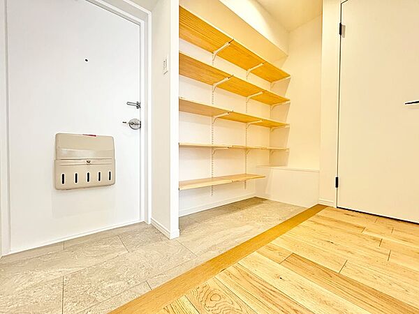 【玄関】住まう人も来客も入った時にワクワクさせてくれるオシャレな玄関！収納もたっぷりあるので、靴がたくさんあっても安心！