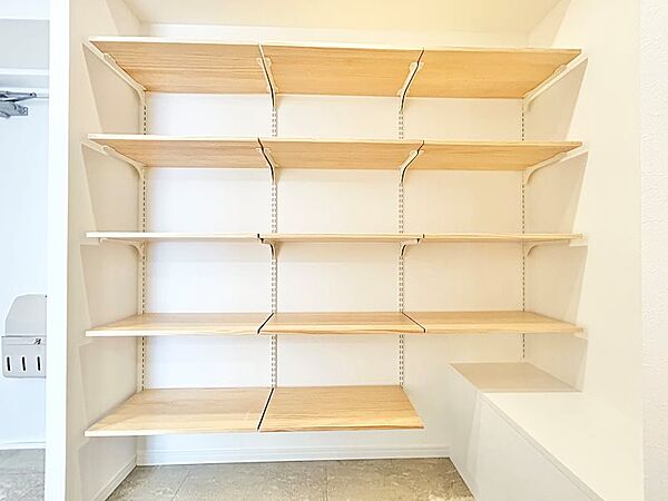 【玄関収納】玄関にはたっぷり収納できるシューズラックがございます。靴はもちろん、ボックス等を置いていただくことで、用途に合わせた使い方が可能です。