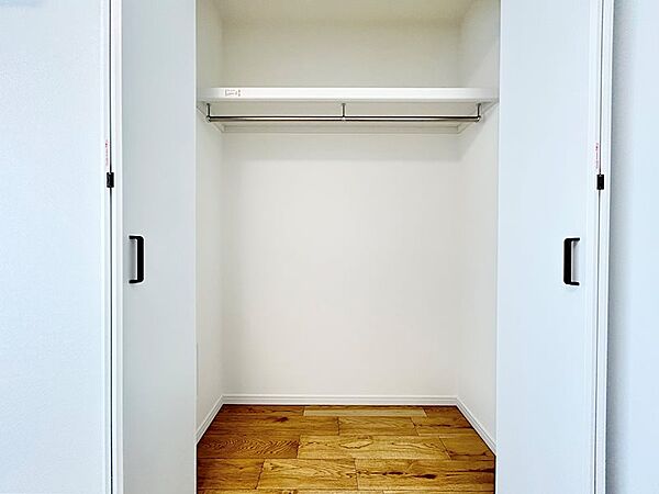 【約5.8帖洋室】ハンガーパイプに洋服を吊り下げることができるため、毎日のコーディネイトを決めやすそうです。枕棚があり、小物を分類して収納可能です。