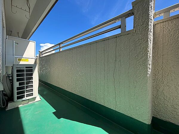 【南側バルコニー】南向きの陽当たりの良いバルコニーです。物干し竿を吊り下げ、洗濯物を干すことができます。