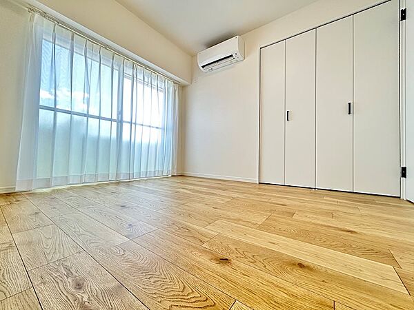 【約5.8帖洋室】南側バルコニーに面しており、自然光を感じられるお部屋です。クローゼットも付いているため、洋服や小物アイテムの収納も可能。主寝室としても使いやすい広さです。