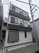 新子安駅より徒歩8分 築1年7ヶ月 3階建の賃貸物件
