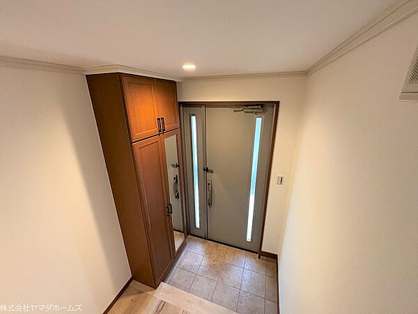 シューズボックスの鏡でお出かけ前のチェックが出来て便利です。素敵な一日になりますように。