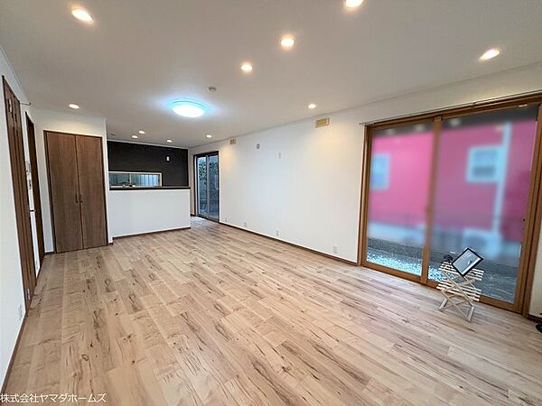 【リフォーム済】約18.7帖のLDKです。LDKは元の和室と一体にして壁はクロス張り、床はフローリング張りにしました。ゆったりとしたLDKで家族団らんのひと時をお楽しみください。