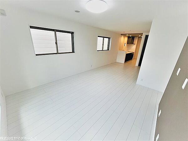 【LDK】3階のお部屋に出入りする際にはリビングを通るので、かぞくで顔を合わせる機会が多くなって良いですね。声掛けだけでも安心できます。