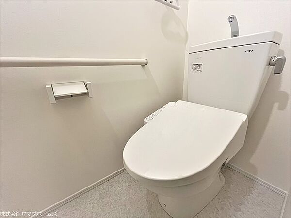 【1Fトイレ】温水洗浄付きの便座です。