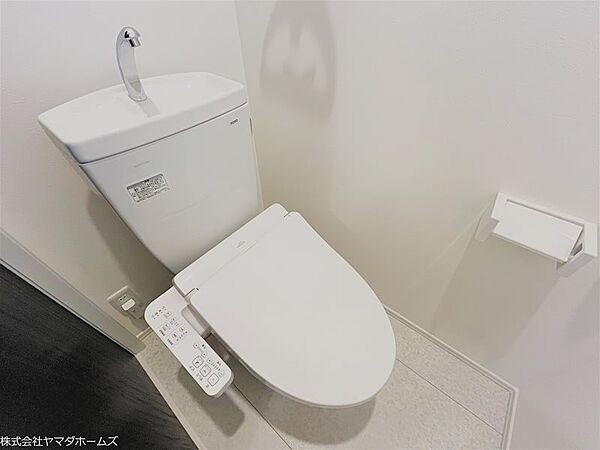 【2Fトイレ】温水洗浄付きの便座です。