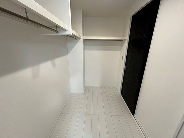 3階ベランダに接している洋室のウォークインクローゼットです。廊下側にも入口があり部屋に入らなくても使えるのでみんなで共有できます。