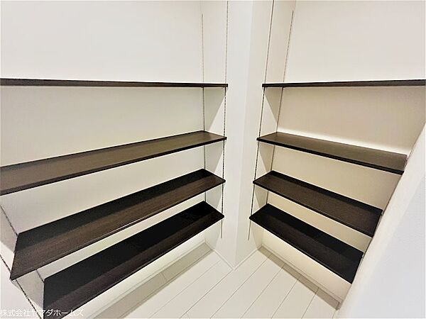 【パントリー】キッチン裏手のパントリーはお買い物上手な方にはとっても重宝します。日用品や調味料等、安いときに購入してストックできます。棚が有るので見やすく整理整頓がしやすいです。