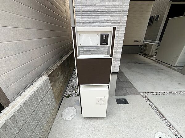 お家に宅配ポストがあるのは嬉しいですね。表札も付けられます。