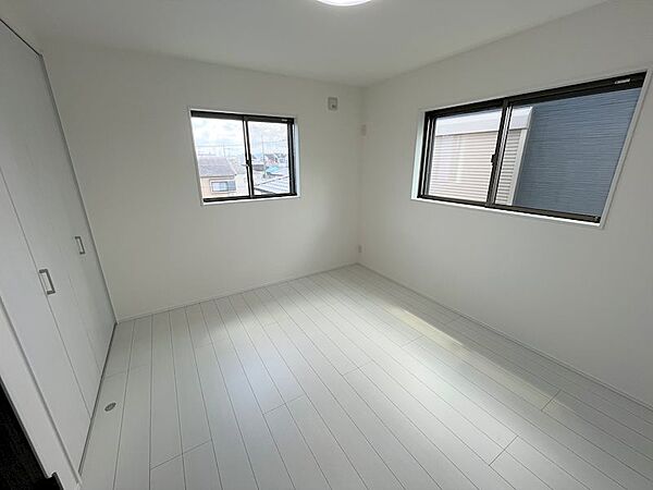 3階の西側7帖の洋室です。南向きに窓があり、日差しが差し込むお部屋です。