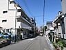 その他：敷地東側の前面道路です。スーパーが徒歩10分圏内に複数あり住みやすい住環境です。教育施設も徒歩15分圏内に揃っております。