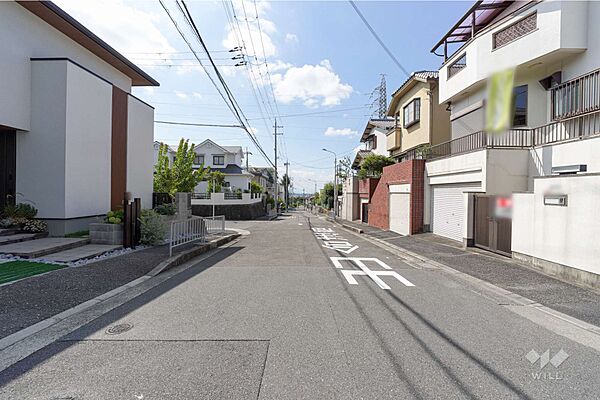 物件の東側前面道路（北側から）［2025年8月19日撮影］