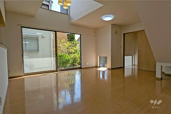 約19.5帖のリビングダイニングです。吹き抜けがあり窓から差し込む光がお部屋の雰囲気を明るくします。ソファーやダイニングテーブルを置いて家族の憩いの場としてゆっくり過ごすことができます。