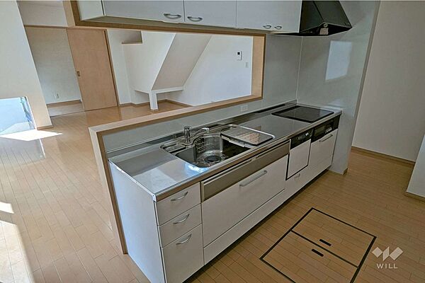 吊戸棚の収納があるシステムキッチンです。ビルトイン食洗機で洗い物もはかどります。コンロはIHですっきりしています。