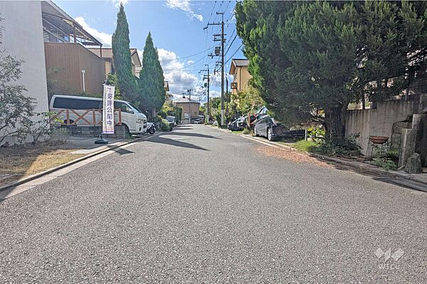 物件の南西側前面道路（北西側から）［2025年9月21日撮影］