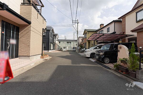 物件の南側前面道路（西側から）［2025年11月2日撮影］