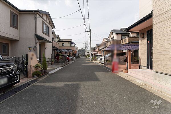 物件の南側前面道路（東側から）［2025年11月2日撮影］