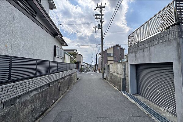 物件の南東側前面道路（北東側から）［2026年3月23日撮影］